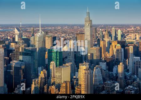 New York, USA - 30 aprile 2022: Bella vista dei grattacieli al tramonto a Manhattan, New York City Foto Stock