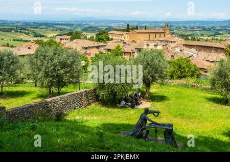 Paesaggio urbano della città medievale di San Gimignano dal Parco della Rocca di Montestaffoli - San Gimignano, provincia di Siena, regione Toscana nel centro Italia Foto Stock