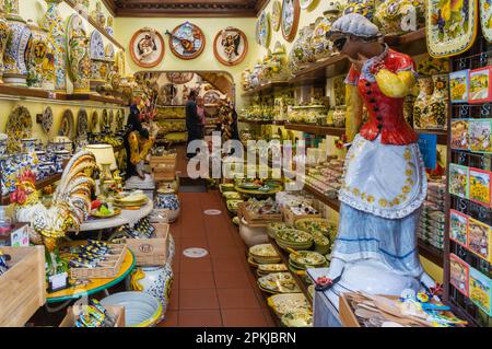 Varietà di manufatti ceramici in mostra in un negozio di souvenir - San Gimignano, provincia di Siena, Toscana, Italia - 2 giugno 2021 Foto Stock