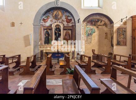 Interno del St. Chiesa Agostiniana: Altare di San Nicola da Tolentino - provincia di Siena, Toscana, Italia - 2 giugno 2021 Foto Stock