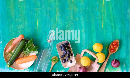 Frutta e verdura fresca di produzione locale confezionate in sacchetti di carta ecologici, piatto di legno e bottiglia di vetro, concetto nutrizionale vegetariano a zero sprechi Foto Stock