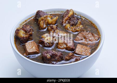 Rawon, zuppa di manzo nero indonesiana. Originario di Surabaya, Giava Orientale. Utilizza la noce nera Keluak come condimento principale, che dà un colore scuro Foto Stock