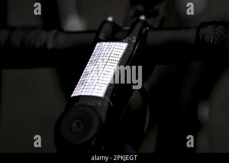 Denaix, Francia. 08th Apr, 2023. Una moto raffigurata all'inizio della terza edizione della corsa femminile d'élite della manifestazione ciclistica 'Paris-Roubaix', 145, a 4 km da Denain a Roubaix, Francia, sabato 08 aprile 2023. FOTO DI BELGA JASPER JACOBS Credit: Belga News Agency/Alamy Live News Foto Stock