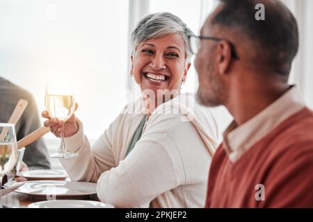 Scherzi divertenti. Sorridenti uomo ridere mentre ascolto estremamente divertenti  scherzi dei suoi nipoti Foto stock - Alamy