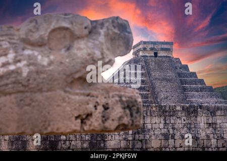 Il Dio Kukulcan 'serpente piume' mangiare il castello o anche noto come la piramide di Chichen Itza, è una divinità della mitologia Maya. Foto Stock