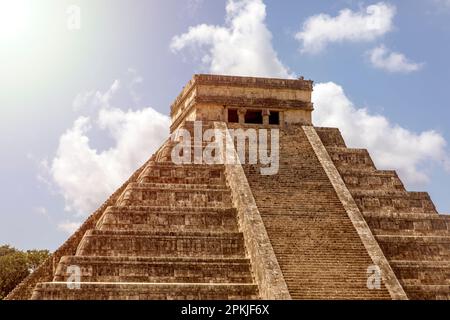 L'incredibile piramide di Kukulcan a Chichen Itza, il castello affondato, conosciuto anche come il tempio della penisola dello Yucatan in Messico, è un'antica rovina Maya Foto Stock