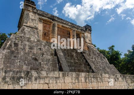 Tempio del barbuto uomo del gioco di palla dal quartiere di Chichen Itza, questo è un antico quartiere di rovine Maya nella penisola dello Yucatan in Messico. Foto Stock