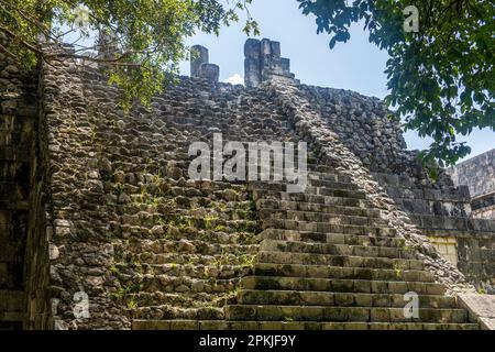 Antiche scale di una rovina Maya della sorprendente piramide di Kulkulcan a Chichen Itza, dove si trova anche il tempio della penisola dello Yucatan in Messico. Foto Stock