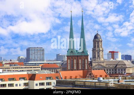 La Nikolaikirche (Chiesa di Nikolai) e 'Altes Stadthaus' (vecchio municipio) sullo sfondo, Berlino - Germania aprile 6 2023 Foto Stock