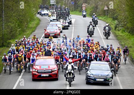 Denaix, Francia. 08th Apr, 2023. Il pacchetto di piloti raffigurati in azione durante la terza edizione della gara femminile d'élite della manifestazione ciclistica 'Paris-Roubaix', 145, a 4 km da Denain a Roubaix, Francia, sabato 08 aprile 2023. FOTO DI BELGA JASPER JACOBS Credit: Belga News Agency/Alamy Live News Foto Stock