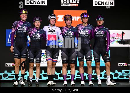 Denaix, Francia. 08th Apr, 2023. Liv Racing Teqfind piloti raffigurati al via della terza edizione della gara femminile d'élite della manifestazione ciclistica 'Paris-Roubaix', 145, a 4 km da Denain a Roubaix, Francia sabato 08 aprile 2023. FOTO DI BELGA JASPER JACOBS Credit: Belga News Agency/Alamy Live News Foto Stock