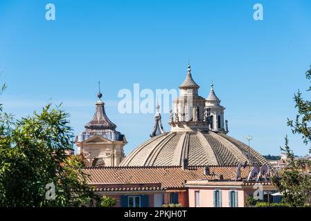 ROM, Italien, Apr. 2023 Blick von der Viale delle Trinita dei Monti auf einige Kirchenkuppeln in der Nähe Foto Stock