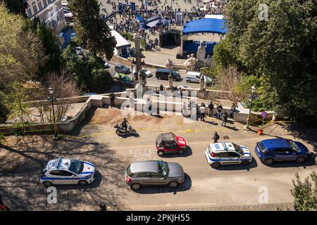 Straßenverkehr, Italien, Apr. 2023 Blick von der Terraza del Pincio auf di Piazza del Popolo und den Kanton Foto Stock