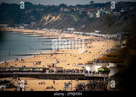 Le persone che si godono il caldo tempo sulla spiaggia di Bournemouth durante il fine settimana di Pasqua Bank Holiday. Data immagine: Sabato 8 aprile 2023. Foto Stock