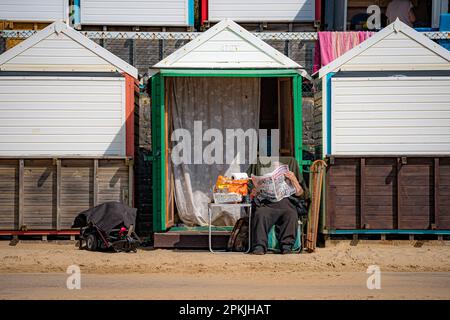 Le persone che si godono il caldo tempo sulla spiaggia di Bournemouth durante il fine settimana di Pasqua Bank Holiday. Data immagine: Sabato 8 aprile 2023. Foto Stock