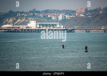 Le persone che si godono il caldo tempo sulla spiaggia di Bournemouth durante il fine settimana di Pasqua Bank Holiday. Data immagine: Sabato 8 aprile 2023. Foto Stock