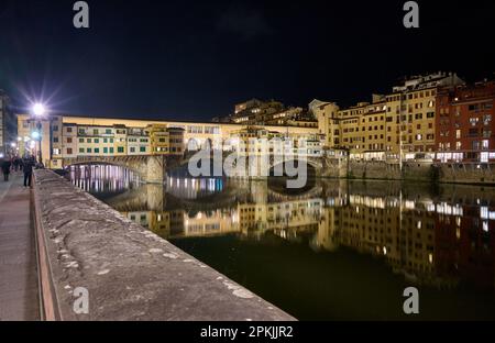 Foto notturna della brigde medievale illuminata Ponte Vecchio sul fiume Arno, Firenze, Toscana, Italia Foto Stock