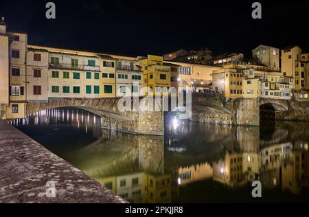 Foto notturna della brigde medievale illuminata Ponte Vecchio sul fiume Arno, Firenze, Toscana, Italia Foto Stock