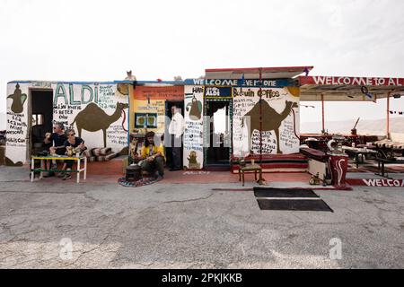 Wadi Mujib, Giordania - 26 2022 ottobre: Caffè beduino o caffetteria sulla Kings Highway con vista sul canyon di Wadi Mujib. Foto Stock