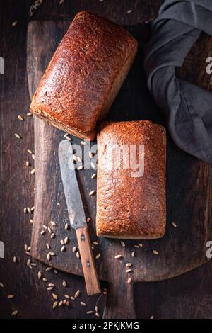Pane fresco fatto di pasta madre e farina. Pane fatto in casa multigrain. Foto Stock