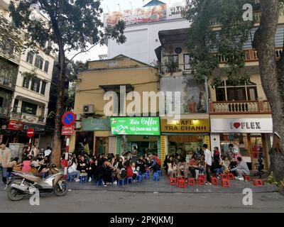 Hanoi, Vietnam. 26th Feb, 2023. La gente mangia in vari ristoranti di strada nel quartiere di Hoan Kiem ad Hanoi. Credit: Alexandra Schuler/dpa/Alamy Live News Foto Stock