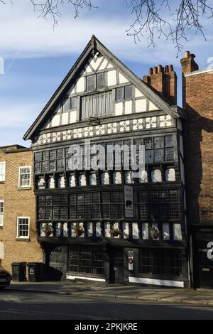 The Bear and Billet pub in Lower Northgate Street Chester UK l'edificio è a graticcio bianco e nero e risale al 1664 Foto Stock