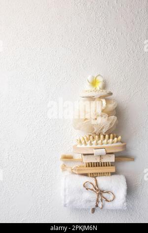 Accessori da bagno e spa, asciugamano, spazzole per massaggi, sapone, salviette. I prodotti per il centro benessere e il massaggio sono all'origine del concetto. Elementi a forma di torre Top veiw Foto Stock