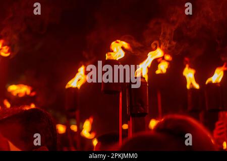 Goias, Goias, Brasile – 06 aprile 2023: Dettaglio delle torce con fuoco nella processione di Fogaréu, che si svolge ogni anno nella città di Goiás. Foto Stock