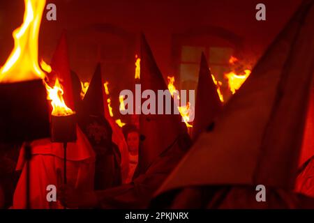 Goias, Goias, Brasile – 06 aprile 2023: Diversi farricocchi con torce durante la Processione di Fogareu, una festa religiosa. Foto Stock