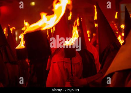 Goias, Goias, Brasile – 06 aprile 2023: Diversi farricocchi con torce durante la Processione di Fogareu, una festa religiosa. Foto Stock