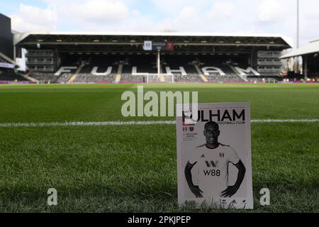 Craven Cottage, Fulham, Londra, Regno Unito. 8th Apr, 2023. Premier League Football, Fulham contro West Ham United; programma di matchday con lo stand di Hammersmith in background Credit: Action Plus Sports/Alamy Live News Foto Stock