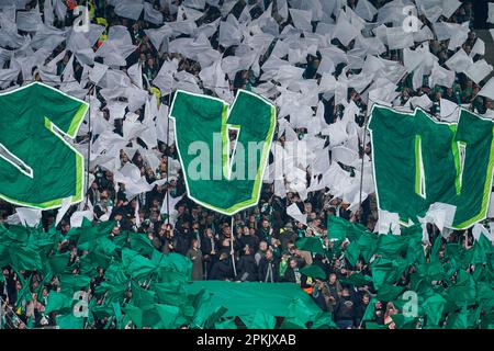 Magonza, Germania. 08th Apr, 2023. Calcio: Bundesliga, FSV Mainz 05 - Werder Bremen, Giornata 27, Mewa Arena. I fan di Brema tengono le lettere 'SVW'. Credit: Uwe Anspach/dpa - NOTA IMPORTANTE: In conformità ai requisiti della DFL Deutsche Fußball Liga e del DFB Deutscher Fußball-Bund, è vietato utilizzare o utilizzare fotografie scattate nello stadio e/o della partita sotto forma di sequenze di immagini e/o serie di foto simili a video./dpa/Alamy Live News Foto Stock