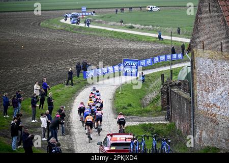 Denaix, Francia. 08th Apr, 2023. Il gruppo di disfacimento illustrato in azione durante la terza edizione della corsa femminile d'élite della manifestazione ciclistica 'Paris-Roubaix', 145, a 4 km da Denain a Roubaix, Francia, sabato 08 aprile 2023. FOTO DI BELGA JASPER JACOBS Credit: Belga News Agency/Alamy Live News Foto Stock