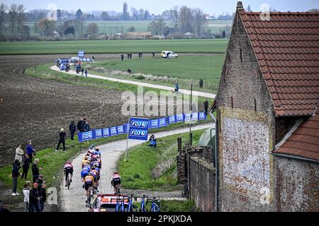 Denaix, Francia. 08th Apr, 2023. Il gruppo di disfacimento illustrato in azione durante la terza edizione della corsa femminile d'élite della manifestazione ciclistica 'Paris-Roubaix', 145, a 4 km da Denain a Roubaix, Francia, sabato 08 aprile 2023. FOTO DI BELGA JASPER JACOBS Credit: Belga News Agency/Alamy Live News Foto Stock