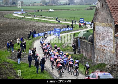 Denaix, Francia. 08th Apr, 2023. Il pacchetto di piloti raffigurati in azione durante la terza edizione della gara femminile d'élite della manifestazione ciclistica 'Paris-Roubaix', 145, a 4 km da Denain a Roubaix, Francia, sabato 08 aprile 2023. FOTO DI BELGA JASPER JACOBS Credit: Belga News Agency/Alamy Live News Foto Stock