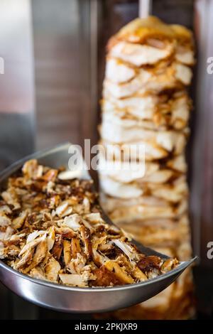 Gyros tradizionali greci succosi grigliati al fuoco e tritati per sandwich avvolgenti, donatore di carne di pollo, shawarma Foto Stock