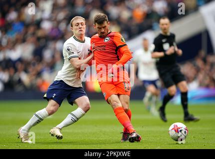 Oliver Skipp di Tottenham Hotspur (a sinistra) e Pascal Gross di Brighton e Hove Albion combattono per la palla durante la partita della Premier League allo stadio Tottenham Hotspur di Londra. Data immagine: Sabato 8 aprile 2023. Foto Stock