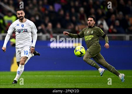 Milano, Italia. 7 aprile 2023. Francesco Caputo di Empoli FC compete per la palla con Ismael Bennacer di AC Milan durante la Serie A partita di calcio tra AC Milan e Empoli FC. Credit: Nicolò campo/Alamy Live News Foto Stock