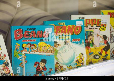 Old Beano, e topper fumetti in vendita in un negozio di beneficenza. Inghilterra Regno Unito GB Foto Stock