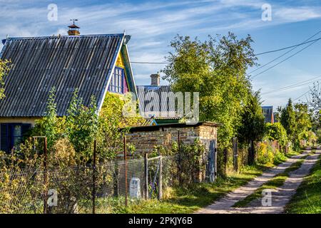 Accoglienti case di campagna in una calda giornata estiva in Bielorussia Foto Stock