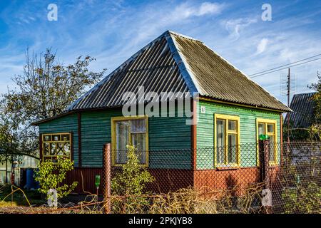 Accoglienti case di campagna in una calda giornata estiva in Bielorussia Foto Stock