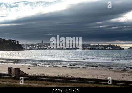 Spiaggia Plage Du Ris a Douarnenez City presso il Finistere Costa Atlantica in Bretagna, Francia Foto Stock