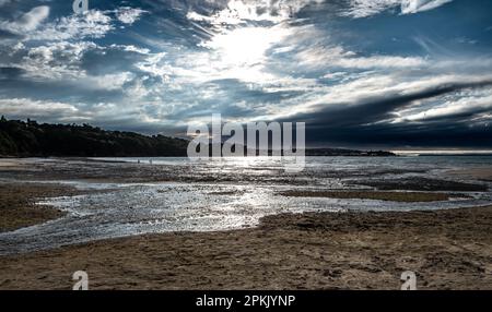 Spiaggia Plage Du Ris a Douarnenez City presso il Finistere Costa Atlantica in Bretagna, Francia Foto Stock