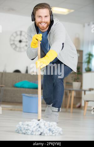 uomo che si rimodella il pavimento a casa Foto Stock