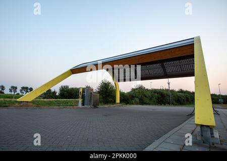 25.07.2018. Den Haag, Paesi Bassi. Una stazione di ricarica e-auto appartenente alla società Fastned presso una stazione di rifornimento autostradale a l'Aia, Olanda. C Foto Stock