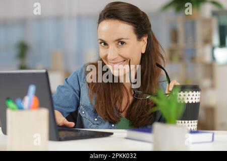 donna freelance felice riuscita all'interno Foto Stock