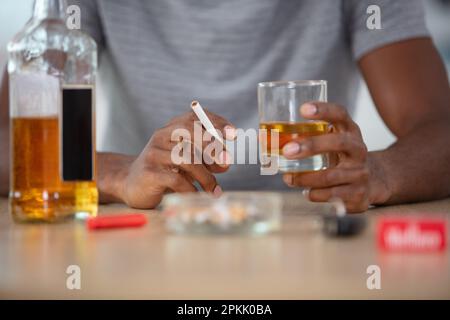 concetto di dipendenza da alcol e tabagismo Foto Stock