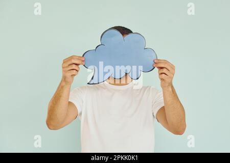 Segnali di cloud looking. Uomo in piedi nello studio Foto Stock