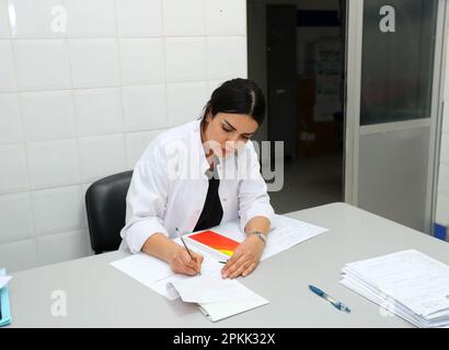 (230408) -- BEN GUERIR, 8 aprile 2023 (Xinhua) -- il medico marocchino Rachidi Imane lavora presso l'Ospedale Provinciale Centrale di Rhamna a ben Guerir, Marocco, 26 febbraio 2023. 'Sono un esempio vivente tra le migliaia di casi salvati dai medici cinesi in Marocco,' Rachidi Imane, un medico marocchino, ha ricordato come è stata salvata alla nascita da un medico cinese 42 anni fa.TO ANDARE CON 'caratteristica: Quando sono diventato voi -- Medico marocchino condivide il suo legame personale con la Cina (Xinhua/sui Xiankai) Foto Stock