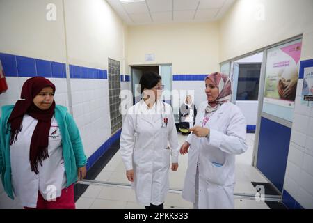 (230408) -- BEN GUERIR, 8 aprile 2023 (Xinhua) -- il medico cinese Zhang Qian parla con un medico marocchino all'ospedale centrale provinciale di Rhamna a ben Guerir, Marocco, 26 febbraio 2023. 'Sono un esempio vivente tra le migliaia di casi salvati dai medici cinesi in Marocco,' Rachidi Imane, un medico marocchino, ha ricordato come è stata salvata alla nascita da un medico cinese 42 anni fa.TO ANDARE CON 'caratteristica: Quando sono diventato voi -- Medico marocchino condivide il suo legame personale con la Cina (Xinhua/sui Xiankai) Foto Stock